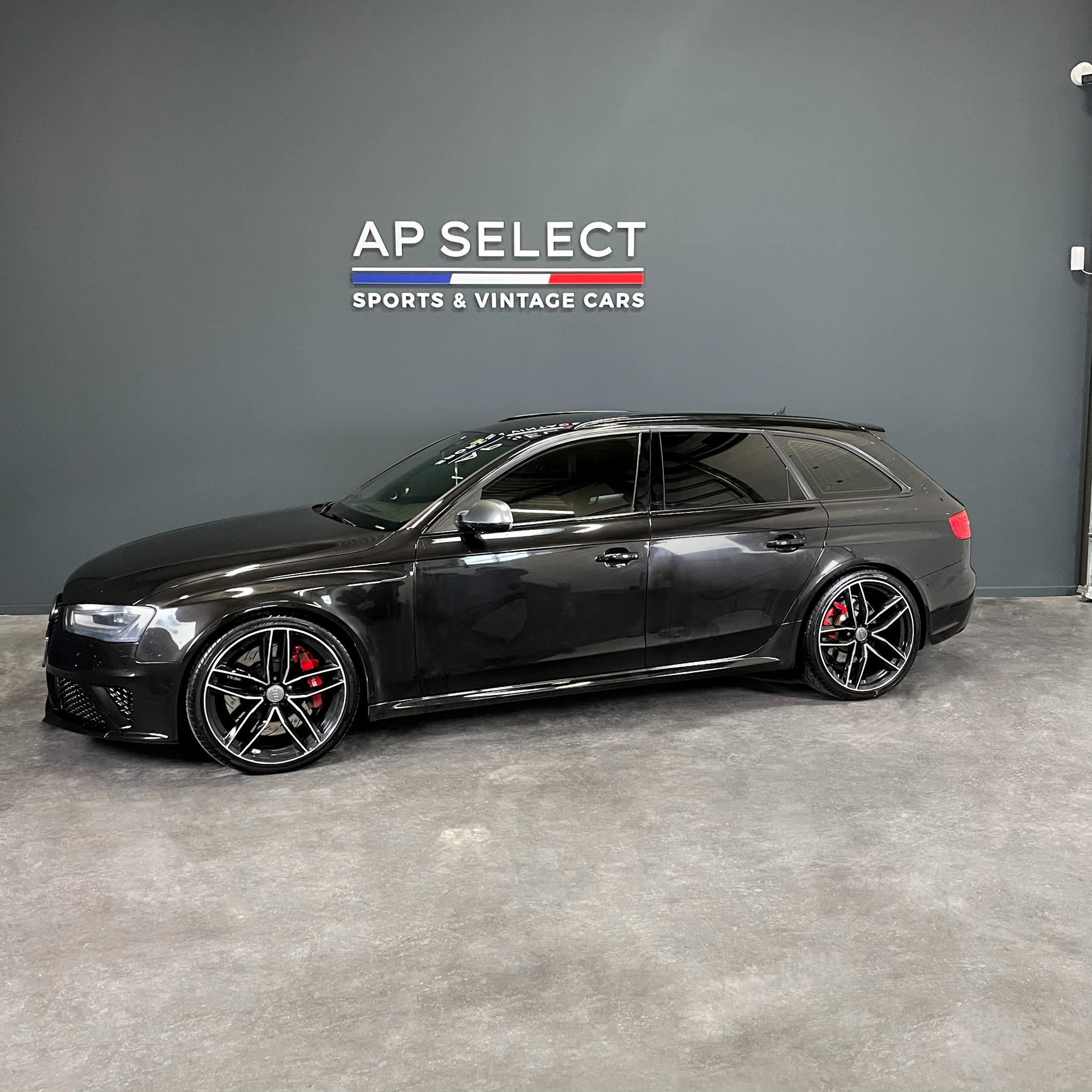 Photographie d'une Audi RS4 B8  vue de trois quarts face dans les locaux d'AP SELECT